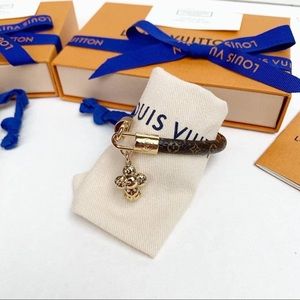 Vivienne bracelet super adorable 😍